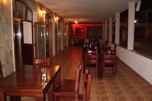 Réfrigérateur, batterie de cuisine, vaisselle et ustensiles