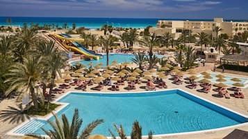 Innendørsbasseng,4 utendørsbassenger, bassengparasoller og solsenger