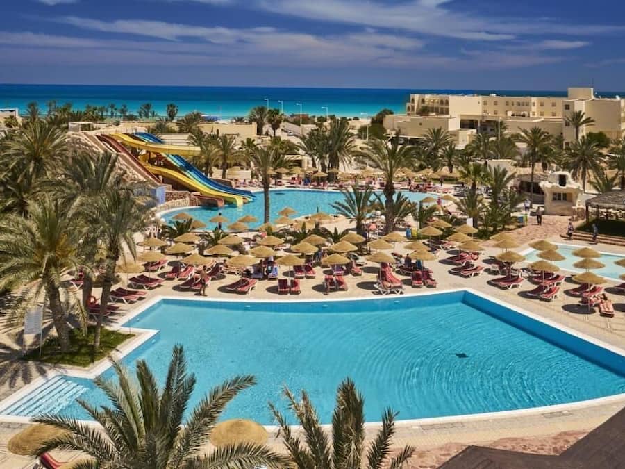 Piscina interna, 4 piscinas externas, guarda-sóis, espreguiçadeiras