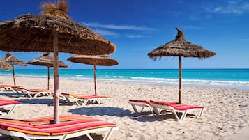 Plage privée, chaises longues, parasols, beach-volley