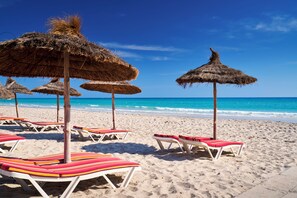 Private beach, sun-loungers, beach umbrellas, beach volleyball - Medina Les Quatre Saisons Aqua Park Resort & Thalasso Djerba (Djerba Midun)