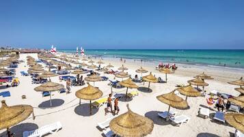 Privatstrand, Liegestühle, Sonnenschirme, Volleyball