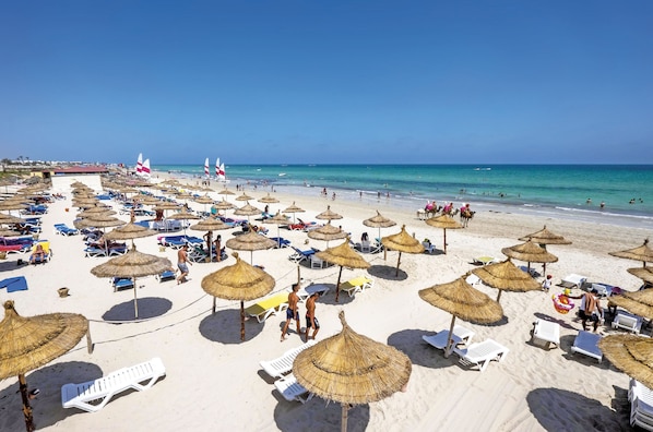 Private beach, sun loungers, beach umbrellas, beach volleyball - Les 4 Saisons Aqua Park (Djerba Midun)