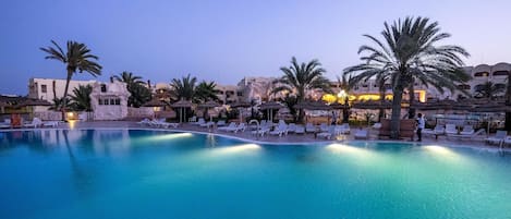 Sisäuima-allas, 4 ulkouima-allasta, aurinkovarjoja, aurinkotuoleja