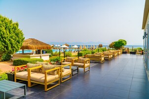 2 bares y bar junto a la piscina