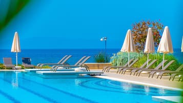 Una piscina techada, 3 piscinas al aire libre, sombrillas