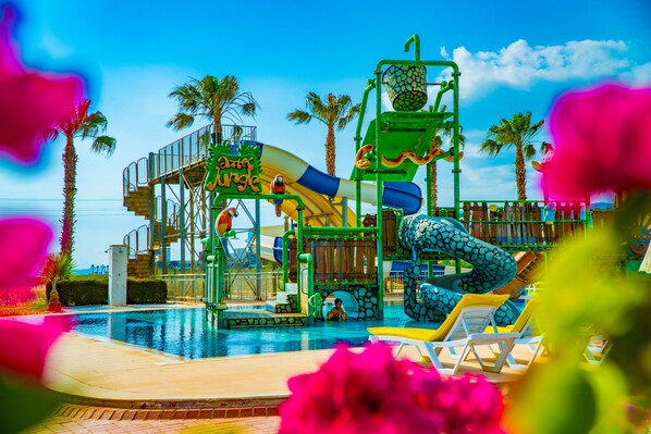 A water park with slides and a pool area. - Karya Family Resort – All inclusive (Menderes)