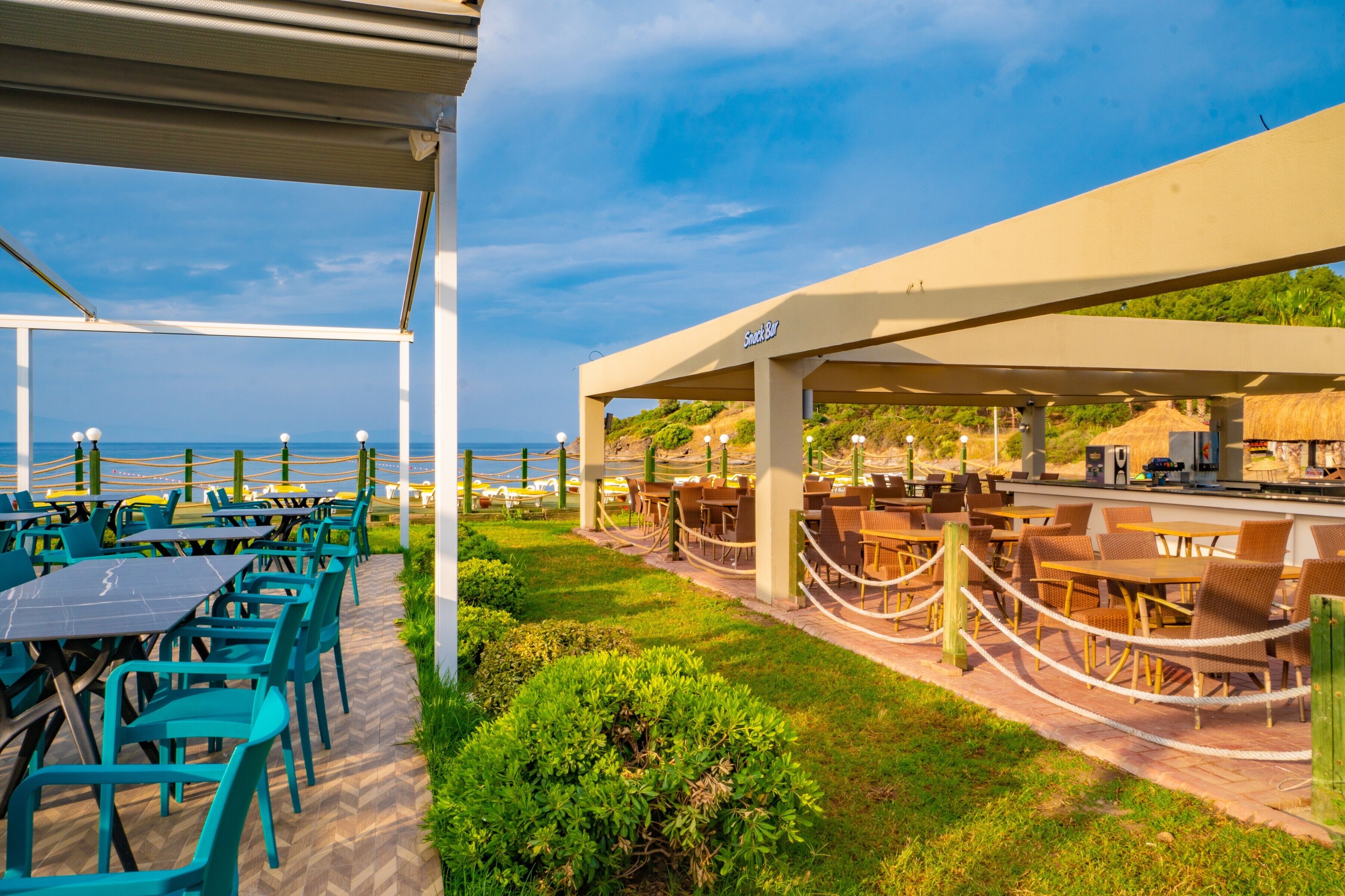 2 bars/lounges, poolside bar