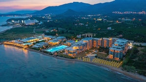 A resort with multiple buildings, a swimming pool, and a beach. - Karya Family Resort – All inclusive (Menderes)