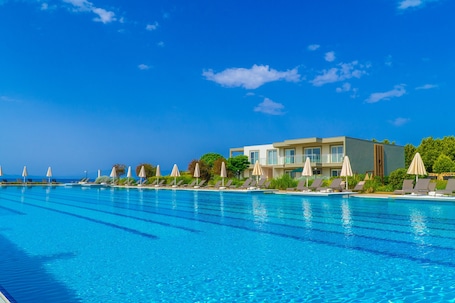 Indoor pool, 3 outdoor pools, pool umbrellas, sun loungers. Karya Family Resort – All inclusive