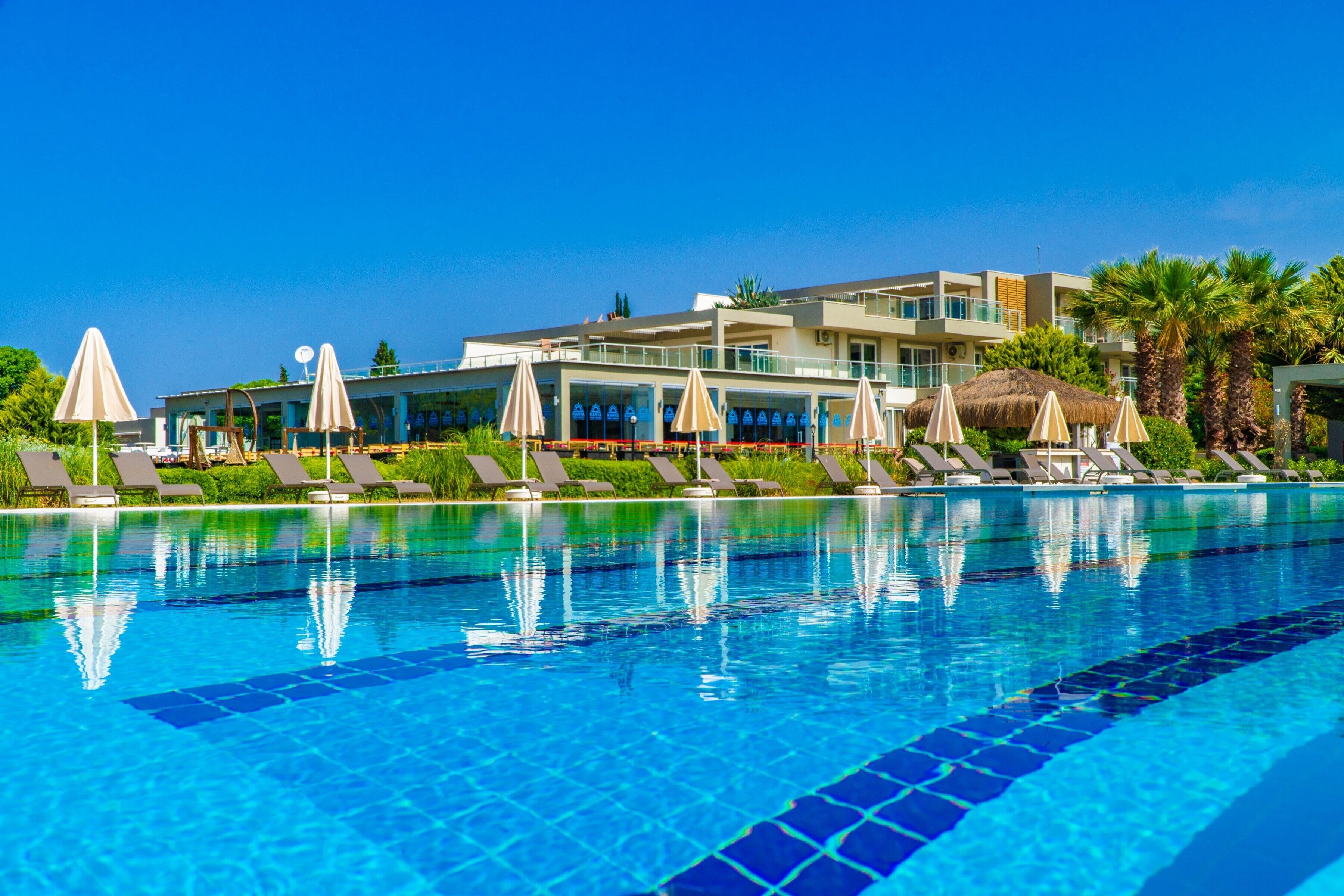 Piscina interna, 3 piscinas externas, guarda-sóis, espreguiçadeiras
