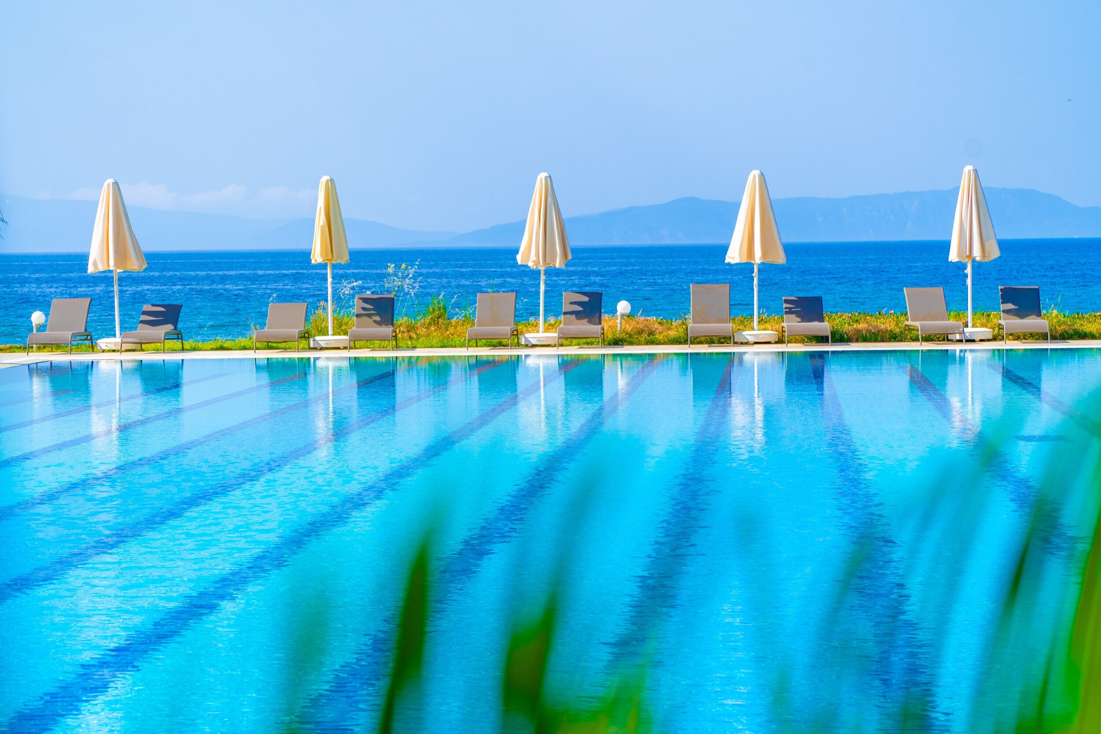 Innenpool, 3 Außenpools, Sonnenschirme, Liegestühle