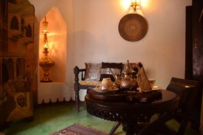 Dobbeltrom, eget bad | Sengetøy av topp kvalitet, safe på rommet og skrivebord