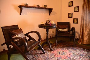 Dobbeltrom, eget bad | Sengetøy av topp kvalitet, safe på rommet og skrivebord