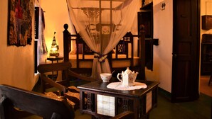 Habitación estándar doble | Ropa de cama de alta calidad, caja fuerte, escritorio y cortinas opacas