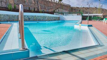 Una piscina al aire libre