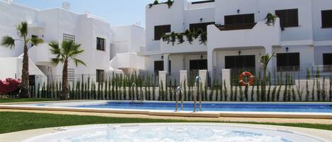 Utomhuspool och parasoller