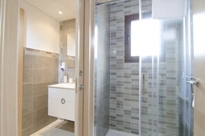 Dusche, Haartrockner, Handtücher
