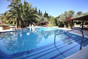 Piscine extérieure (ouverte en saison), chaises longues