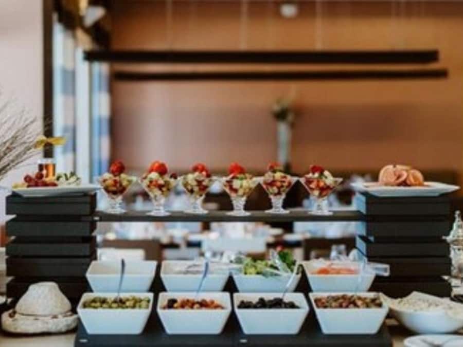 Se sirven desayunos, almuerzos y cenas; cocina marroquí