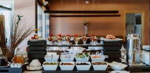 Frukost, lunch och middag serveras