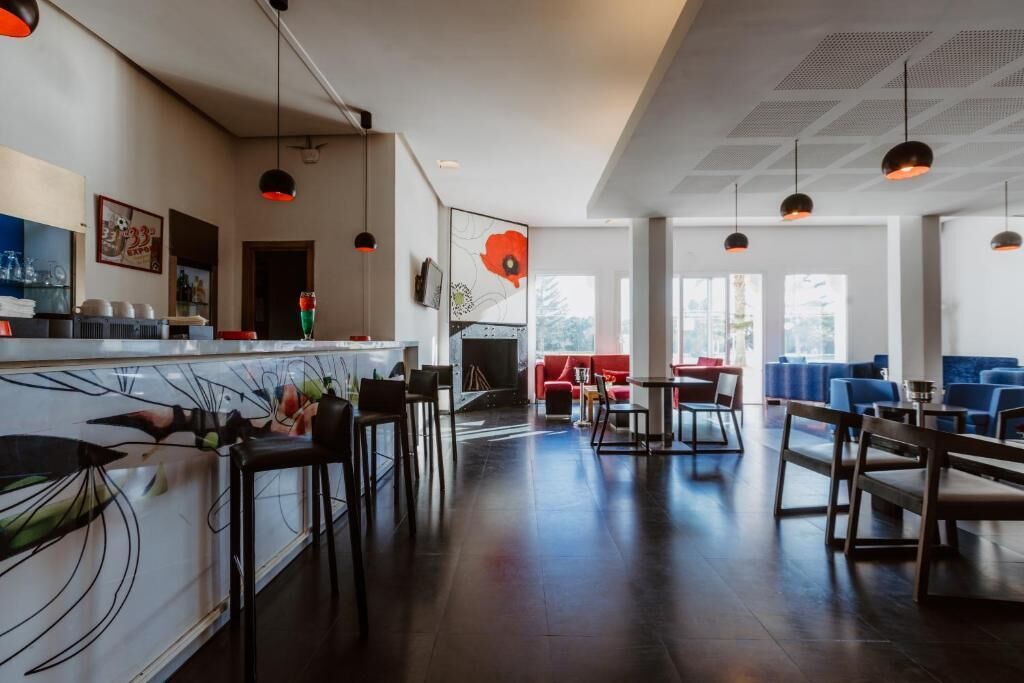 Se sirven desayunos, almuerzos y cenas; cocina marroquí