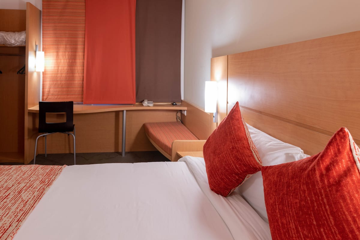 Standard Double Room | 1 bilik tidur, peralatan tempat tidur premium, meja