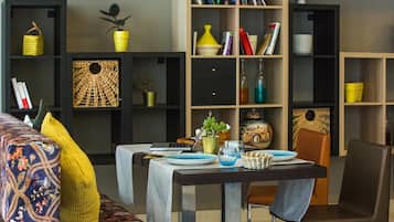 Serveert ontbijt, lunch, diner, Marokkaanse gerechten