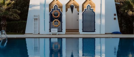 Piscine extérieure, parasols de plage, chaises longues