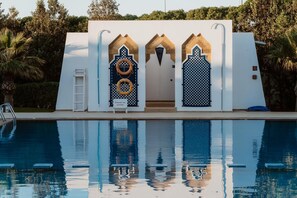 Outdoor pool, open 9:00 AM to 9:00 PM, pool umbrellas, sun loungers - La Perle de Mogador (Essaouira)