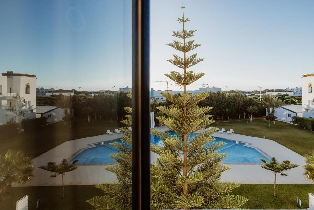 Kolam renang terbuka, dibuka dari pukul 9:00 hingga 21:00, payung kolam 