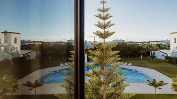 Kolam renang terbuka, dibuka dari pukul 9:00 hingga 21:00, payung kolam