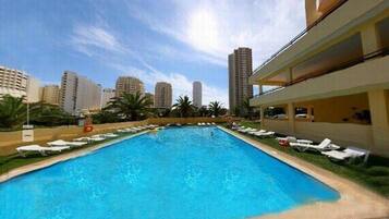 Hồ bơi ngoài trời