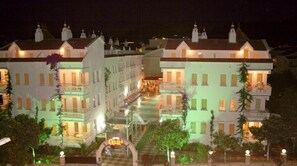 Fachada de la propiedad por la tarde o noche