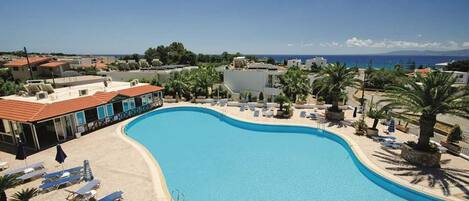 Kolam renang outdoor, dengan payung kolam renang dan kursi berjemur