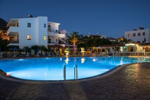 Piscine extérieure, parasols de plage, chaises longues