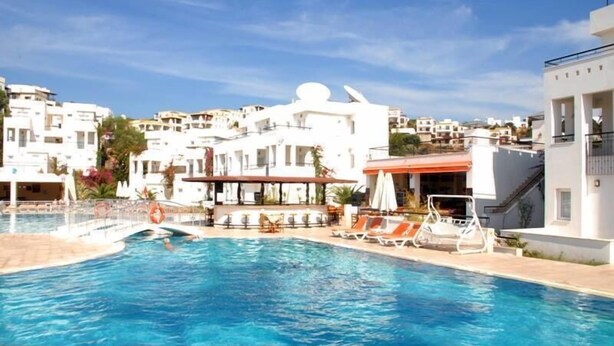 Outdoor pool, pool umbrellas, sun loungers - Club Pedalisa Apart (Bodrum)