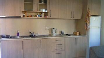 冰箱、炉灶、电热水壶、厨具/餐具