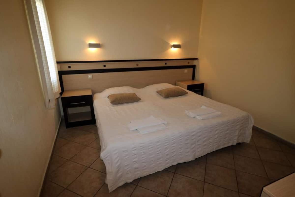 1 bedroom, premium bedding, desk, bed sheets