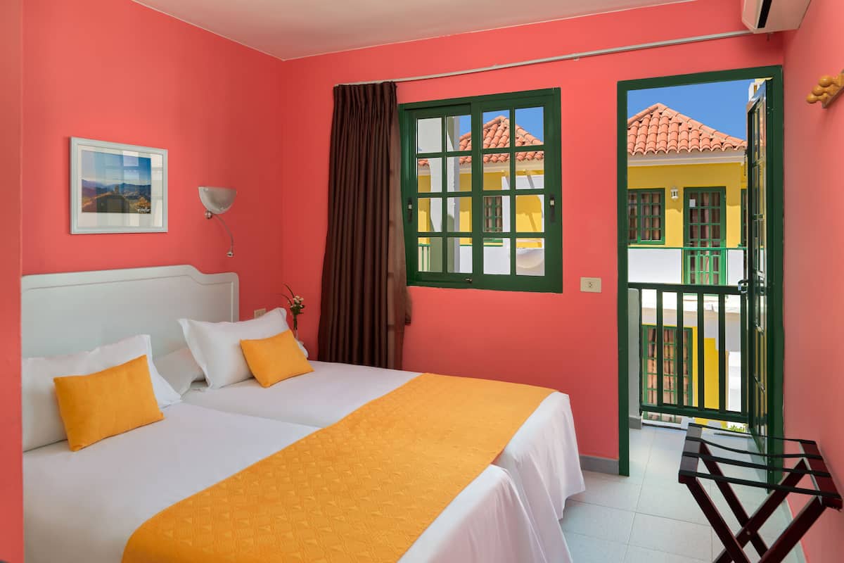 Cortinas opacas, cunas gratuitas, wifi gratis y ropa de cama