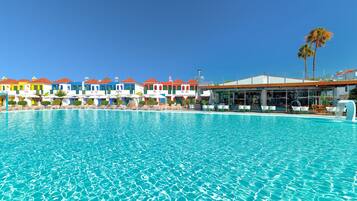 Outdoor pool, pool umbrellas, sun loungers