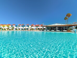 Udendørs pool, parasoller, liggestole
