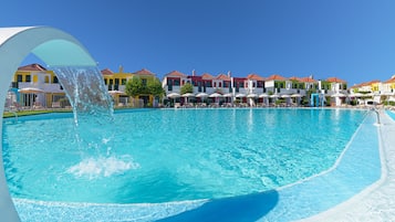 Piscine extérieure, parasols de plage, chaises longues