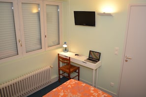 Comfort Room, 1 Double Bed | Premium bedding, desk, free WiFi, bed sheets - Hôtel le Lyon Bron (Bron)