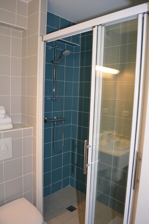 Ducha, artículos de tocador gratuitos, secador de pelo, toallas