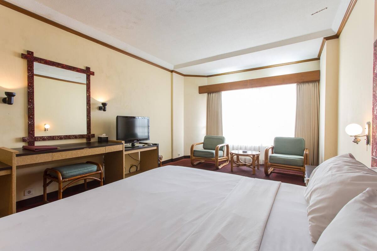 Superior Room, Non Smoking, City View | Peralatan tempat tidur premium, bar mini, peti besi dalam bilik, meja 