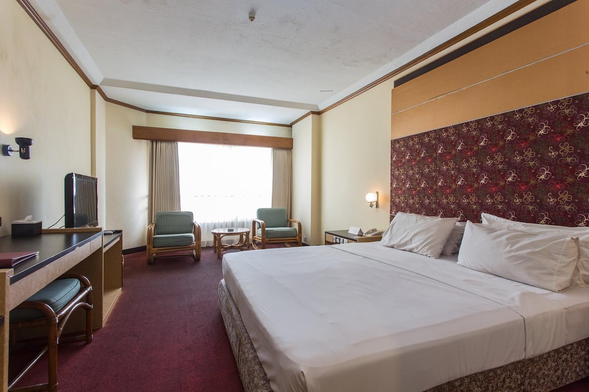 Deluxe Room, 1 Katil Raja (King), Non Smoking, City View | Peralatan tempat tidur premium, bar mini, peti besi dalam bilik, meja 