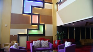 2 bars/lounges
