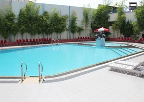 Outdoor pool - Benakutai Hotel and Apartemen (Balikpapan)