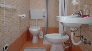 A bathroom with a toilet, bidet, and sink. - Zagara di Sicilia (Marsala)